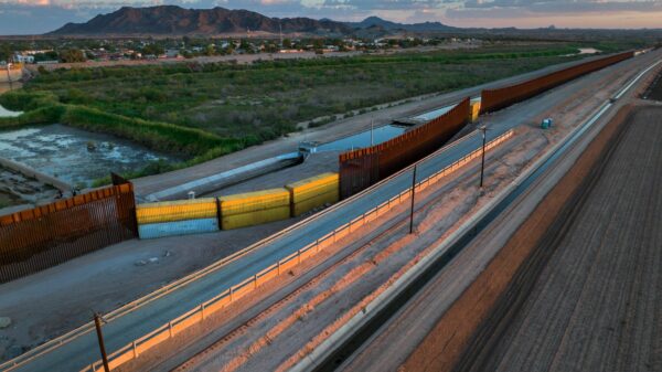 Arizona’s outgoing Gov. Doug Ducey ordering work crews to erect shipping containers along the state’s southern border (CNN)