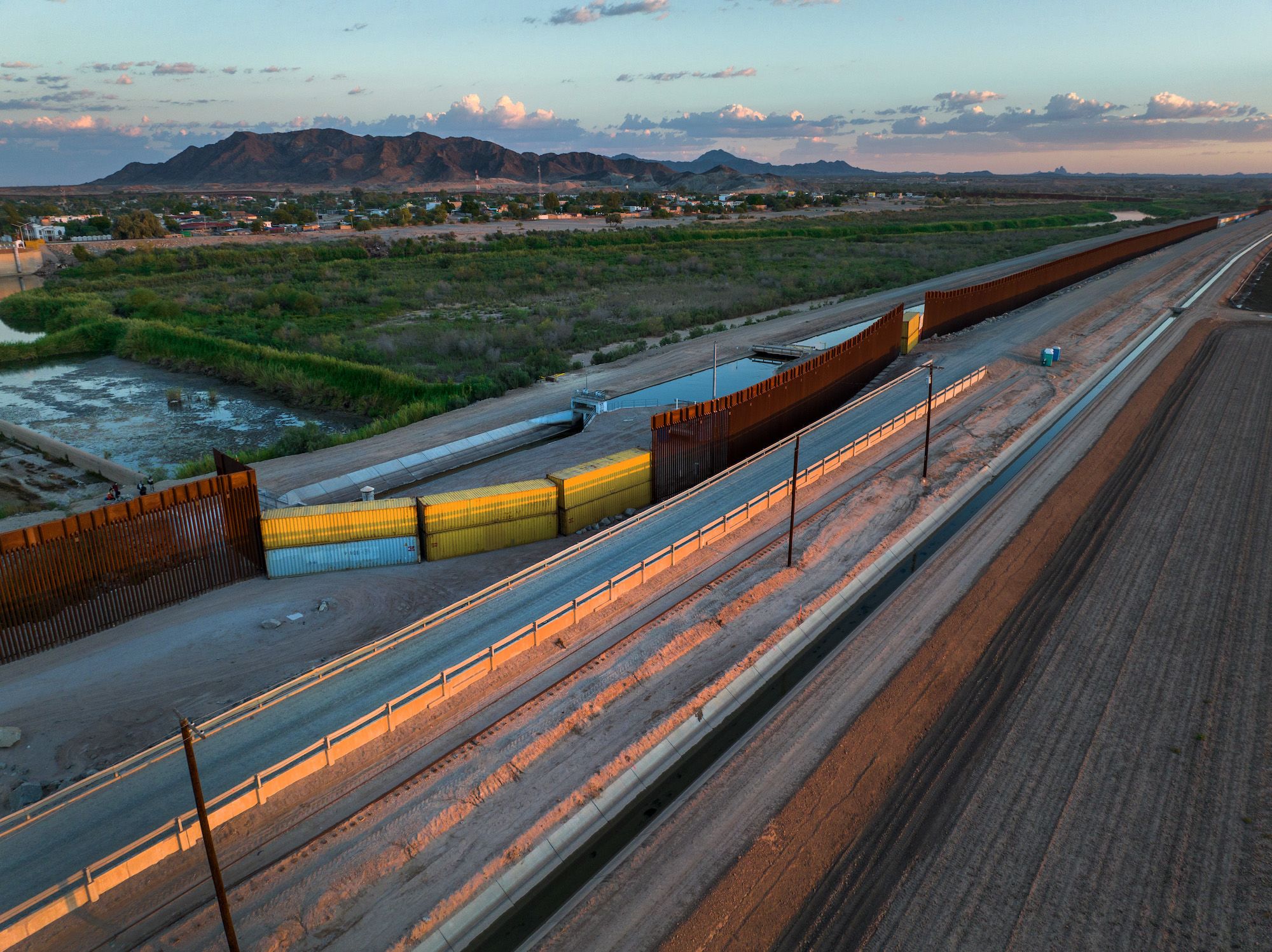 Arizona’s outgoing Gov. Doug Ducey ordering work crews to erect shipping containers along the state’s southern border (CNN)