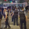 Hundreds of minors smashed car windows parked on the roadside and attacked tourists in downtown Chicago.