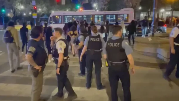 Hundreds of minors smashed car windows parked on the roadside and attacked tourists in downtown Chicago.