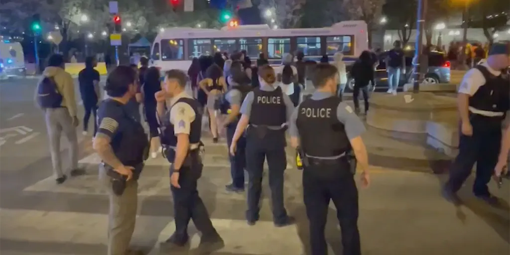 Hundreds of minors smashed car windows parked on the roadside and attacked tourists in downtown Chicago.