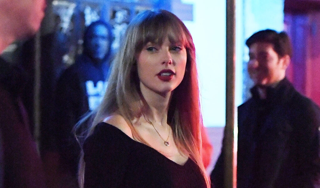 On Monday, A 33-year old Grammy Award winner Taylor Swift was spotted dining in with longtime collaborator and his fiancée, Margaret Qualley, in New York City 10 days after an alleged break up with Joe Alwyn.